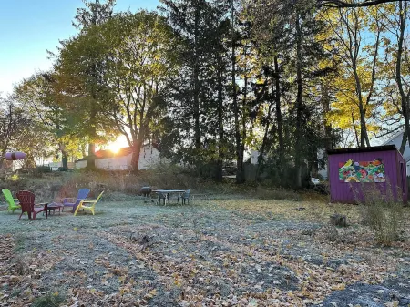 Captain's Quarters 2Br Getaway. Walk to Everything. No Fees. Pets Welcome.