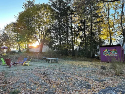 Captain's Quarters 2Br Getaway. Walk to Everything. No Fees. Pets Welcome.