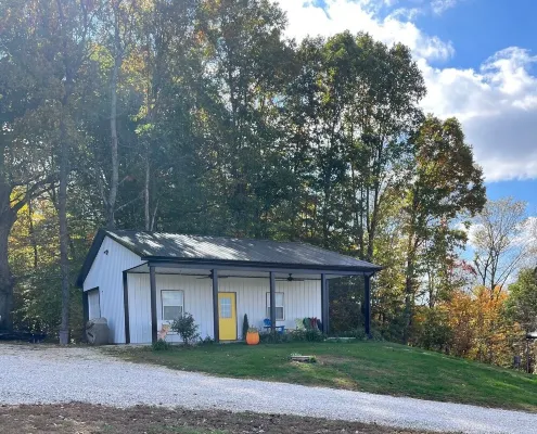 Adorable cottage. You will not find a better direct view of Patoka Lake.
