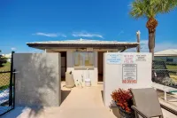 Screened Porch + Pool Access: Cozy Sebring Condo