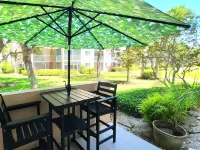 POSHPADZ Villa Kokomo-Lake View Patio- Walk to Jupiter Beach Sleeps 6 주피터 호텔