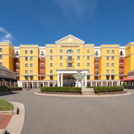 Hampton Inn & Suites Charlotte/SouthPark at Phillips Place Отели рядом с достопримечательностью «Торговый центр SouthPark»