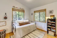 Idyllwild Cabin w/ Deck & Tahquitz Peak Views