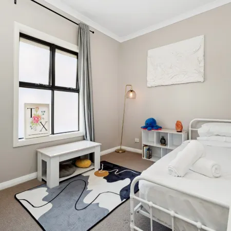Bright 2-Bed Townhouse with Balcony & Garage