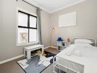 Bright 2-Bed Townhouse with Balcony & Garage