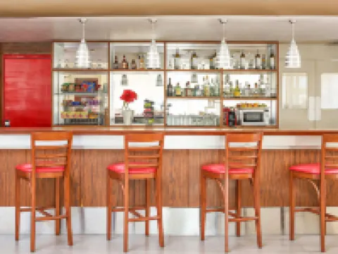 宜必思蒙特雷機場酒店 阿波達卡酒店