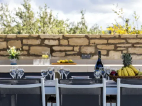Villa Aris: A Serene Experience, 3BRs, Pool & BBQ Hotels in Stavromenos