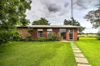 On Scenic 60-Acre Farm: Carmine Cottage w/ Porch - Homestays