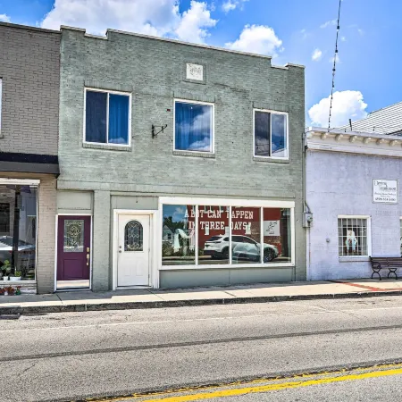Updated Williamstown Apartment with Kitchen!