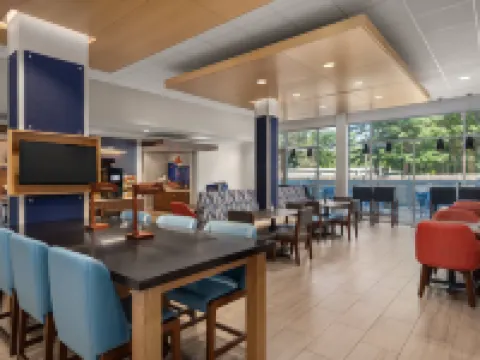 ホリデイ イン エクスプレス クイーンズベリー - レイク ジョージ エリア by IHG クイーンズベリーのホテル