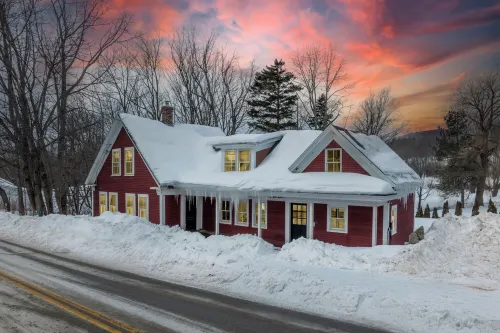 Historic 1843 Belmont Home, Near Okemo & Vast, Sleeps 10+, Gigabit WiFi