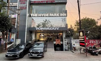 THE HYDE PARK INN