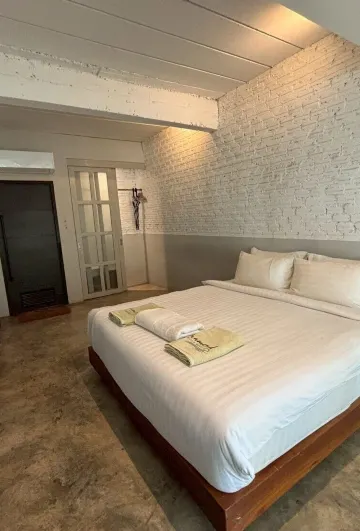 ห้องควีนไซส์พร้อมระเบียง (ติดกับบาร์และร้านอาหาร มีดนตรีบรรเลง 10:00-24:00 น.)