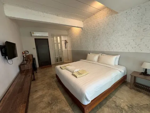 ห้องควีนไซส์พร้อมระเบียง (ติดกับบาร์และร้านอาหาร มีดนตรีบรรเลง 10:00-24:00 น.)