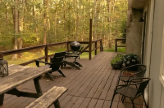 The Gray Chalet - private lot close to Lake Wallenpaupack & downtown Hawley