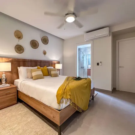 4 Bedroom Beach Penthouse w Private Rooftop