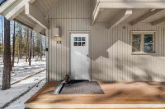 Chalet Squatch - Cozy-Luxe Cabin Near Village & SHARC!