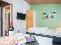 Holiday Home for 2, Ansager