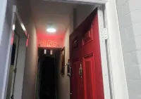 The Red Lounge Rooms - Homestay