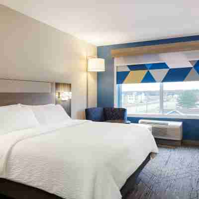 Holiday Inn Express & Suites MANTECA CITY CENTER by IHG Rooms