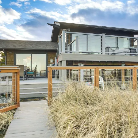 Sequim Shoreline Retreat w/ 2 Decks: Dogs Welcome!