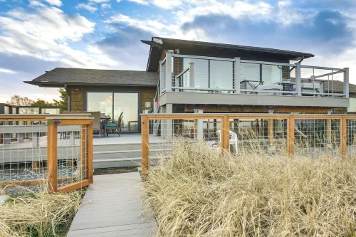 Sequim Shoreline Retreat w/ 2 Decks: Dogs Welcome! - 3 estrellas