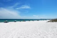 The Salty Breeze Beach House ~ 15 mins > Navarre & Pensacola Beach