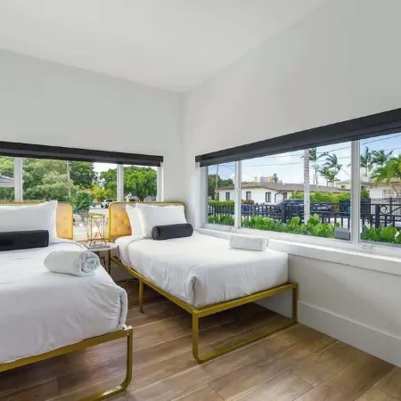 Spacious Villa, Sleeps 16, Private Pool, Outdoor Cinema, Central Miami