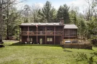 Hidden Cabin Retreat with Hot Tub in Lost City, WV
