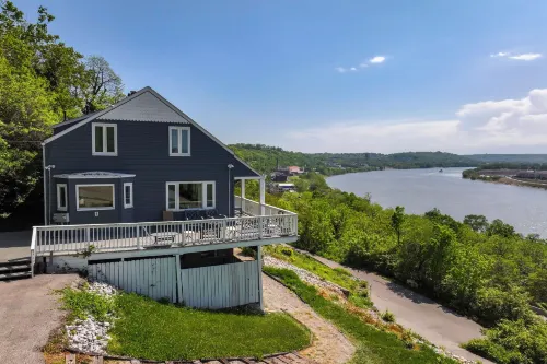 Queen City Sanctuary w/ Views, 3 Mi to Downtown! - Homestays