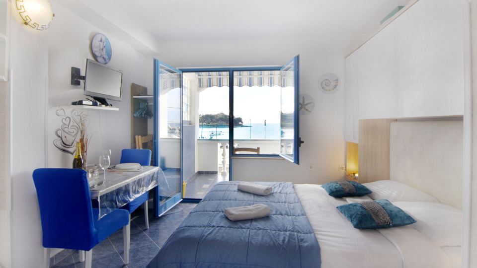 Cozy nest with stunning sea views from the terrace