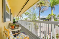 Steps to Shore Sunny Fort Myers Beach Escape! - Homestays