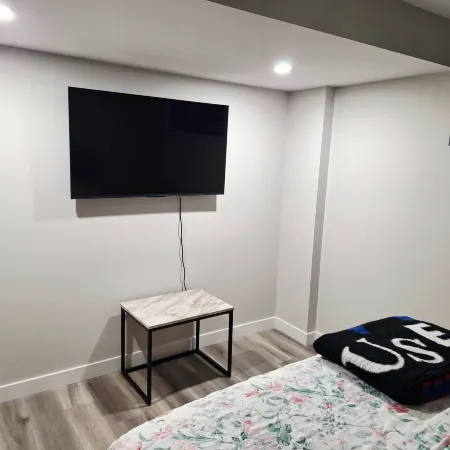 Cozy Two Bedrooms Basement Suite