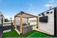 Skyline Views Rooftop Retreat Sleeps 8 - Homestays