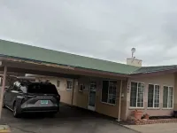 Encore Motel - parking