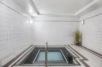 Super 8 by Wyndham Winnipeg West - Hot Tub