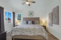 Stunning Vacation Home - Trails, Golf & Dining! - 4 ดาว