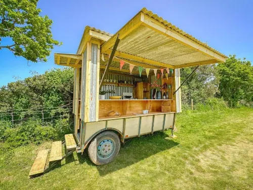 Bowhayes Farm Sanctuary - Glamping - 3 estrellas