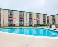 SureStay Plus Hotel by Best Western McGuire AFB Jackson - piscina
