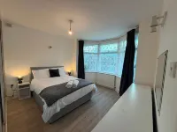 Ashford Luxury 4-bed Apartment - 2-Star
