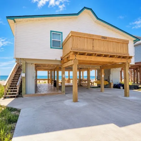 Pedestrian Beach Front 3- bedroom house in Surfside Beach