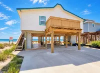 Pedestrian Beach Front 3- bedroom house in Surfside Beach - de playa