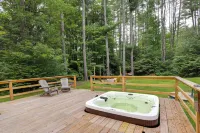 Schroon Forested Retreat w/ Sauna & Hot Tub - Homestays