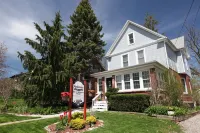 Ambiance by the Falls B&B - Bed and Breakfasts