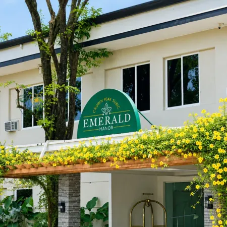 Emerald Manor Hotel