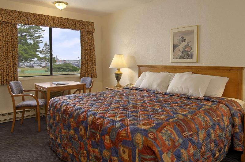 Days Inn by Wyndham Mackinaw City - Lakeview