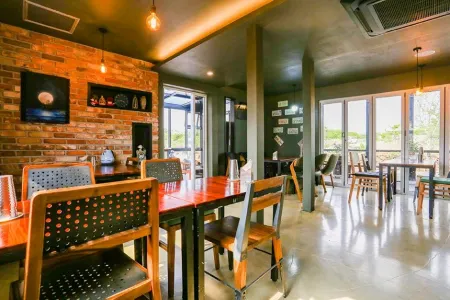 Jeju Bandi House Pension Отели рядом с достопримечательностью «Dolgeobugi Suseok Bakmulkwan»