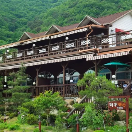 Yangsan (Baenaegol) Miru Pension Отели рядом с достопримечательностью «Водопад Paraeso»