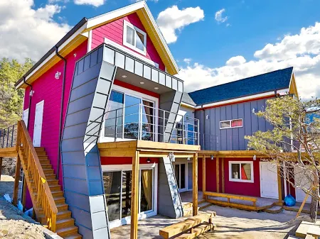 Gyeongju Tiamo Pension. Отели рядом с достопримечательностью «Kyongju Folk Craft Village»