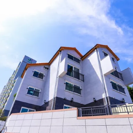 Yeosu Exporo Pension Отели рядом с достопримечательностью «Храм Чхунминса»